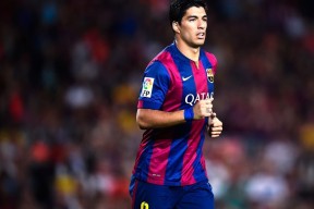 公牛通过侧翼跑动牵制对手防线，公牛侧面