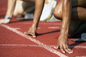 职业俱乐部设立训练档案系统记录球员成长轨迹，职业足球俱乐部训练计划